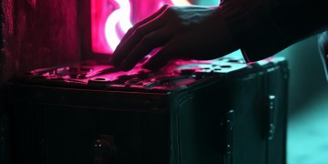 物业暗示收钱违法吗？